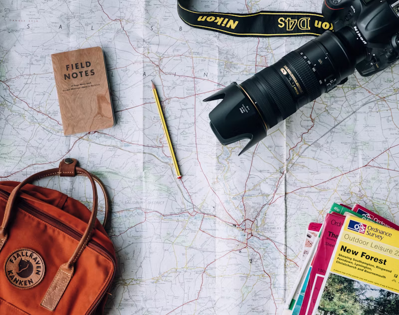 Carnet de voyage, chapeau et appareil photo