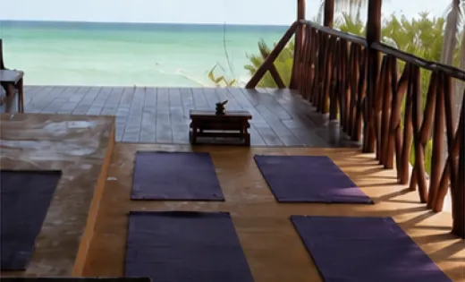 Espace de pratique de yoga face à la mer